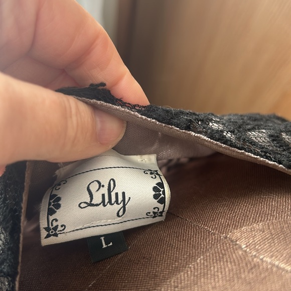 Lily large lace wrap dress with abalone detail lined! - Picture 4 of 4